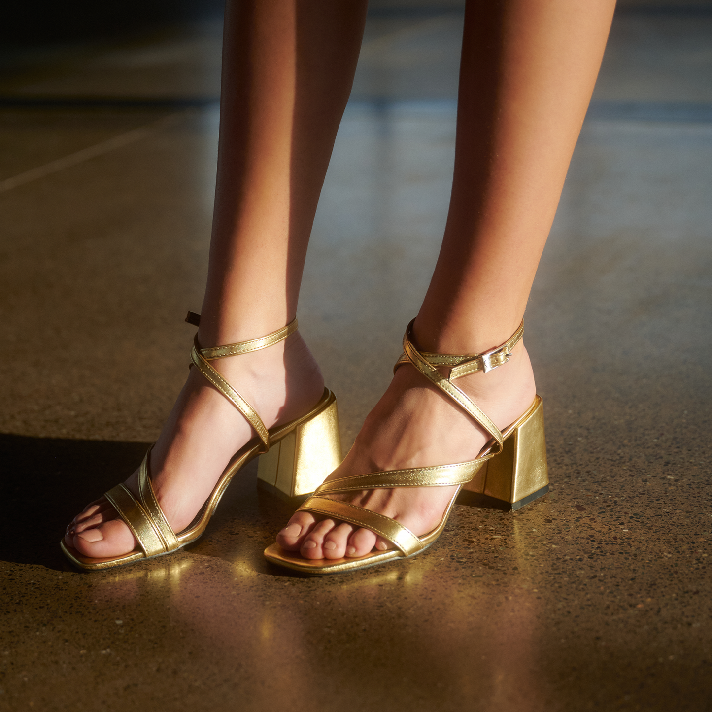 Sandalia Taco Dorada Mujer 35132