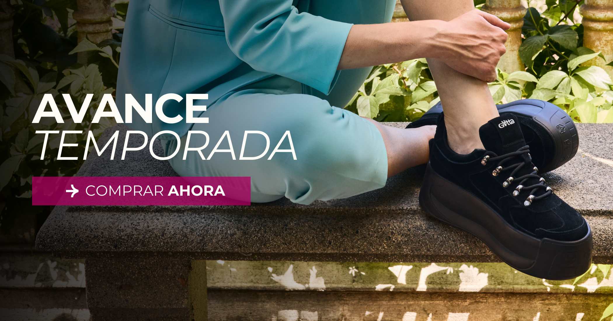 Mujer sentada en un banco usando zapatillas negras de plataforma Gotta en campaña avance de temporada invierno de Gotta Chile.