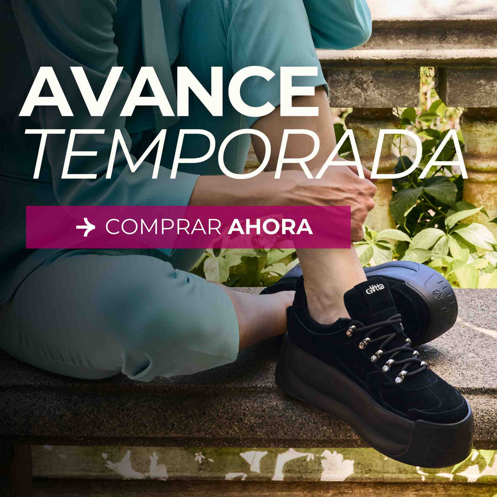 Mujer sentada en un banco usando zapatillas negras de plataforma marca Gotta en campaña avance de temporada invierno.