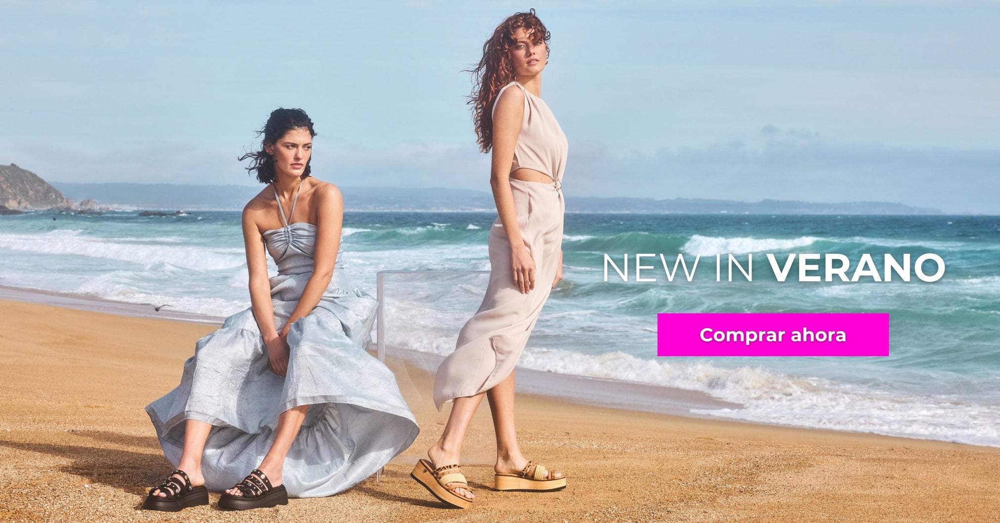 Mujeres con sandalias de la nueva colección Gotta Chile Verano 2026 posando en la playa frente al mar.