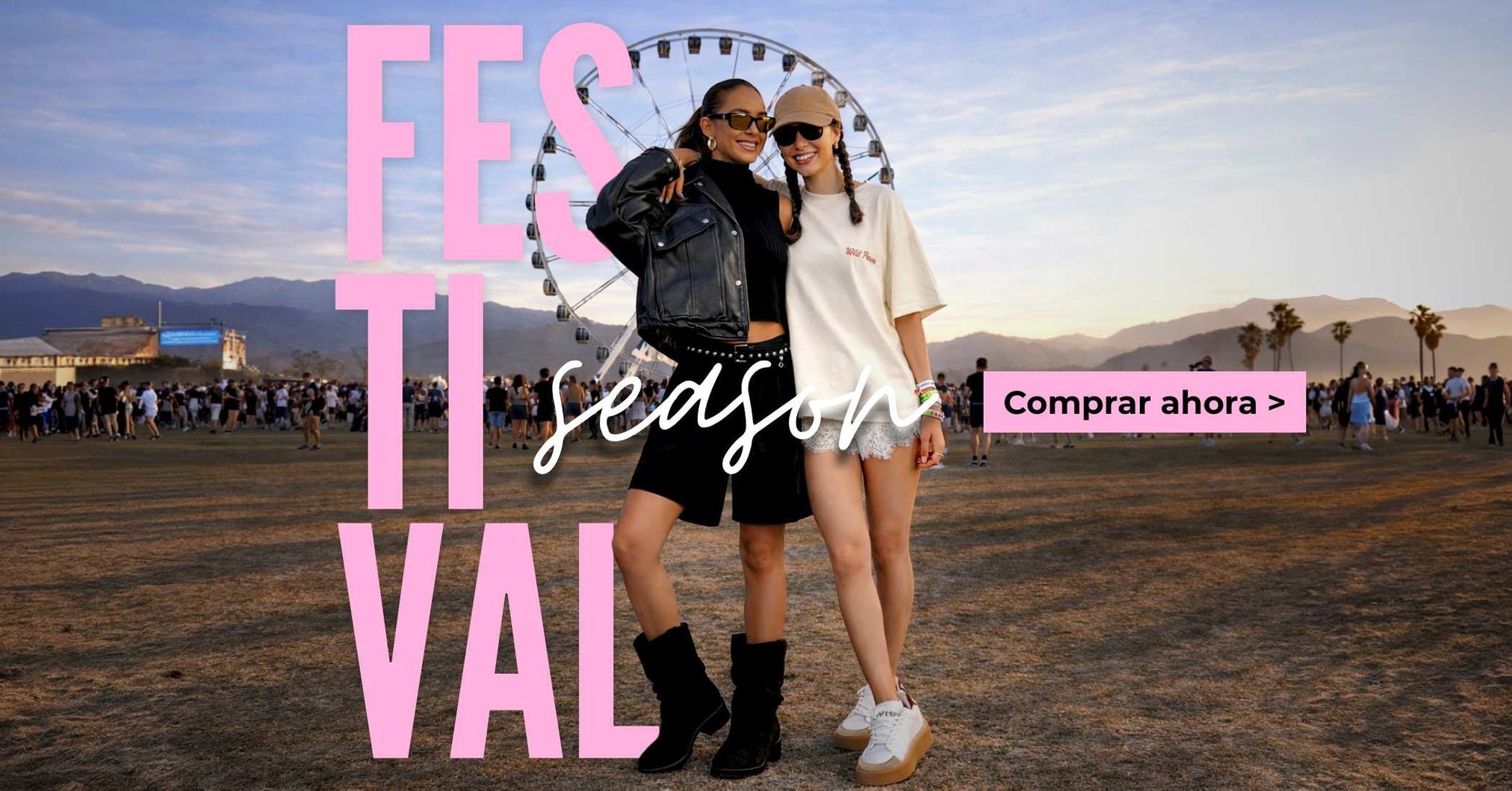 Banner promocional de outfits de festival para mujer con dos amigas sonriendo frente a una rueda de la fortuna al atardecer; una viste botas negras estilo western y la otra zapatillas plataforma blancas con detalles animal print.
