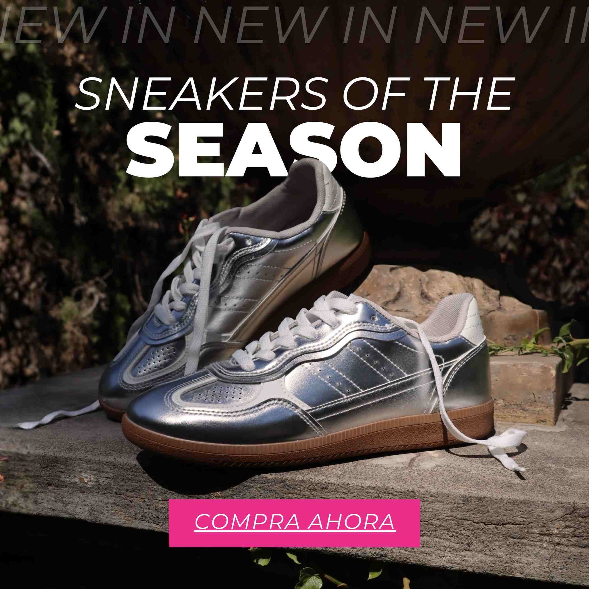 Sneakers plateadas de nueva temporada para mujer sobre mesa de piedra con mensaje New In sneakers of the season
