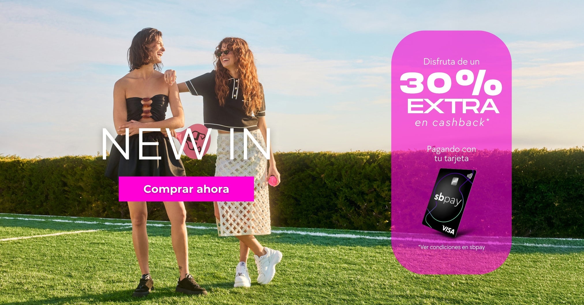 Dos mujeres con ropa de la nueva colección primavera-verano disfrutan al aire libre; promoción del 30% extra en cashback pagando con tarjeta sbpay.