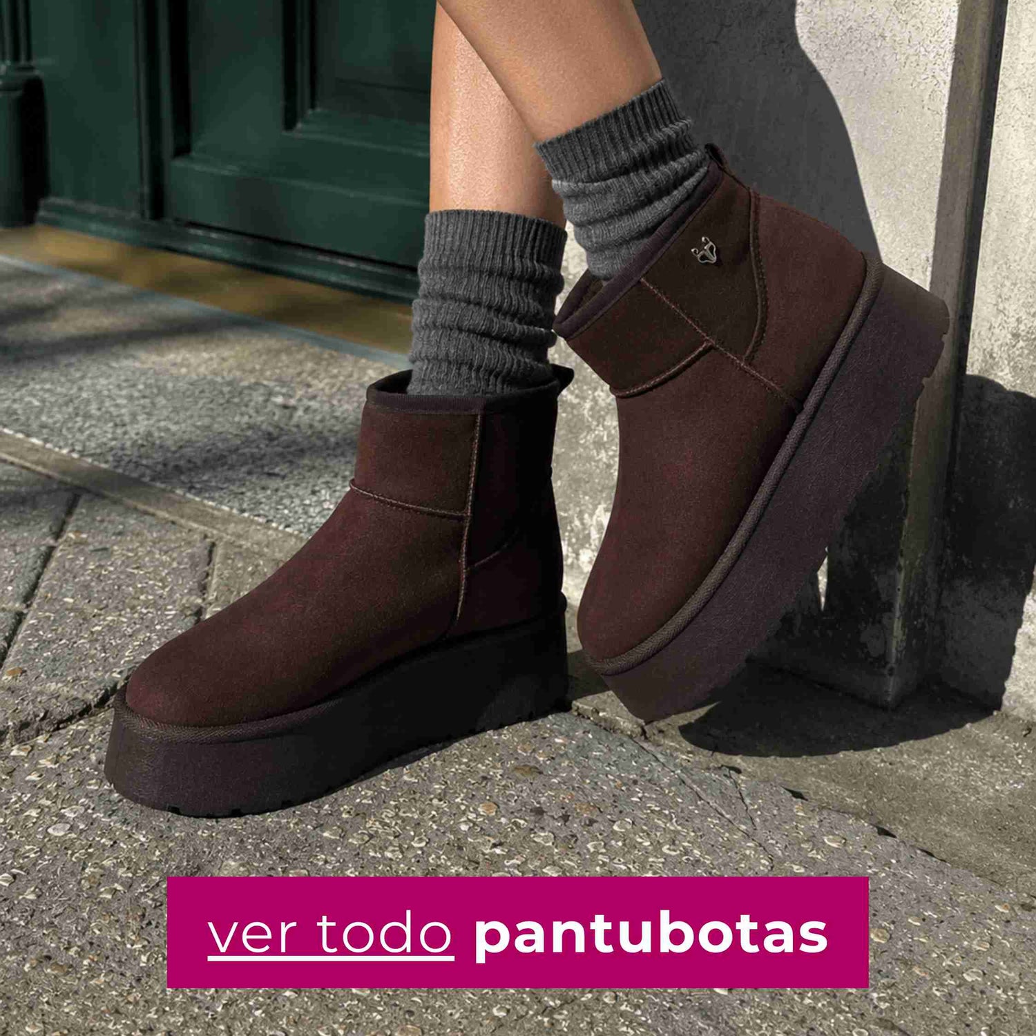 Pantubotas café para mujer con plataforma, combinadas con calcetines grises para un look casual de invierno.