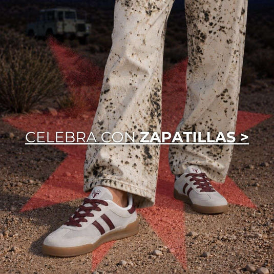Zapatillas blancas y burdeos para mujer Gotta en escenario desértico.